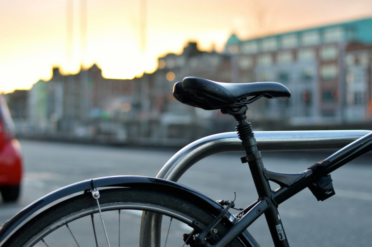 un vélo garé en ville